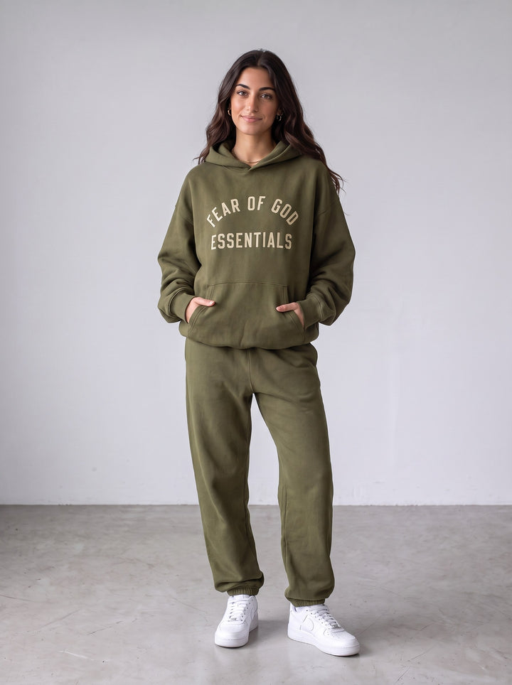 Essentials Tracksuit 2.0 — gedragen door model