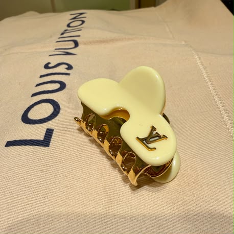 Louis Vuitton LV Hair Clip – Pink, Cream, Black & Blue – foto 2 – LodyFair