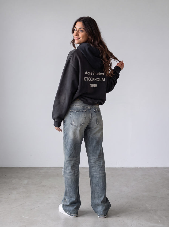 Acne Studios Fleece Logo Hoodie zwart — gedragen, oversized