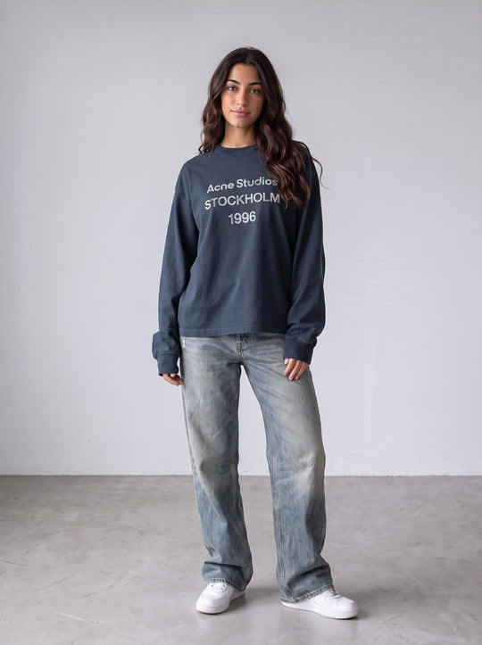 Acne Studios Edden U 1996 Long Sleeve T-Shirt — gedragen door model