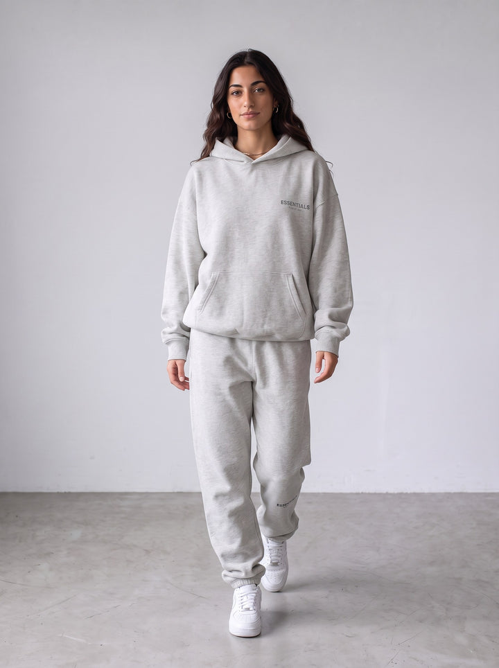 Essentials Fear of God Trainingspak — gedragen door model