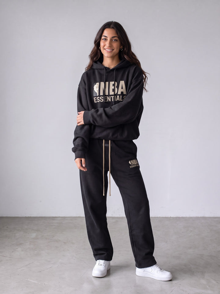NBA Essentials Tracksuit — gedragen door model