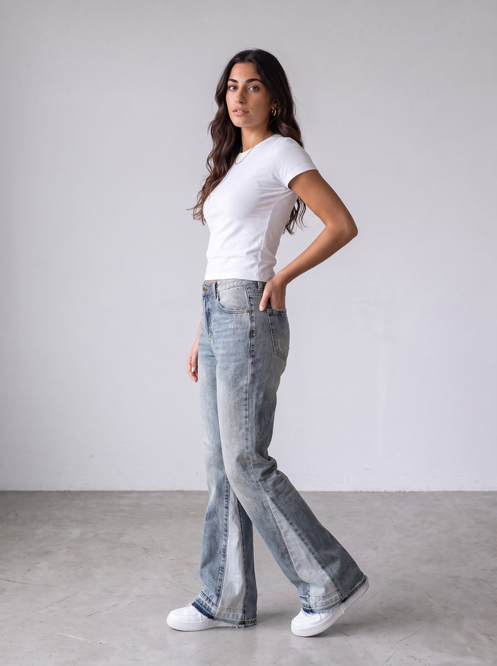 Gallery Dept. Flared Jeans — gedragen door model