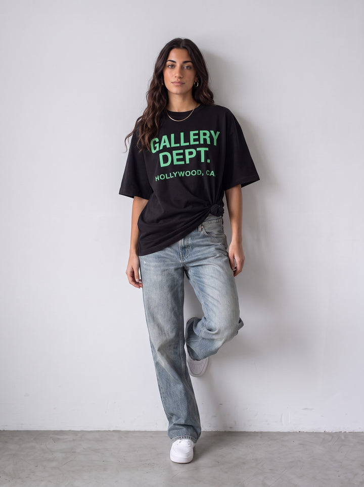 Gallery Dept. T-Shirt — gedragen door model