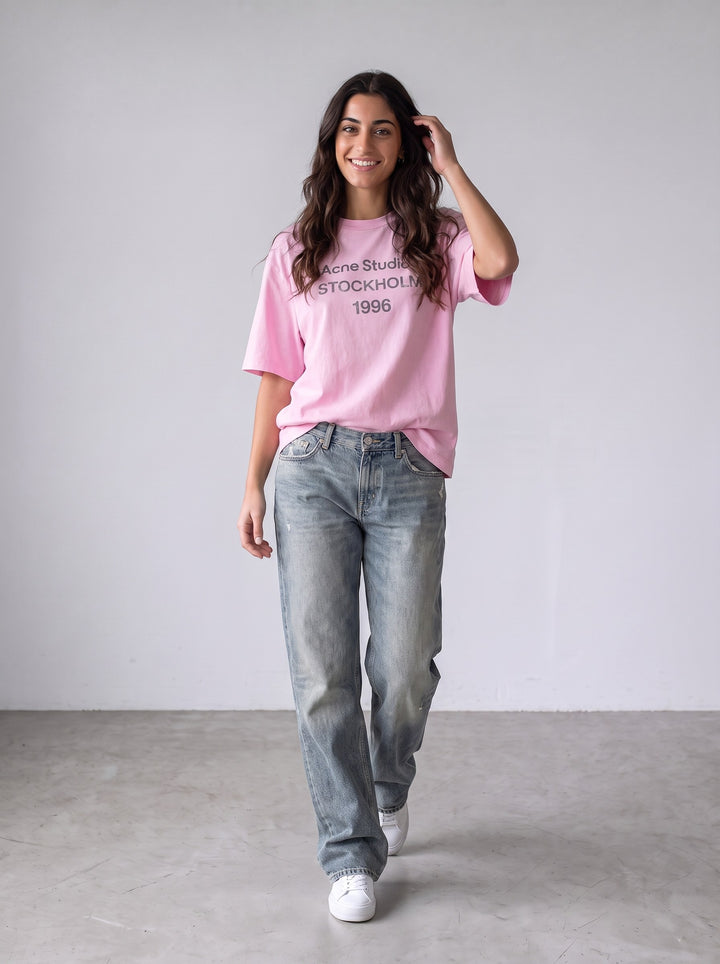 Acne Studios T-Shirt — gedragen door model